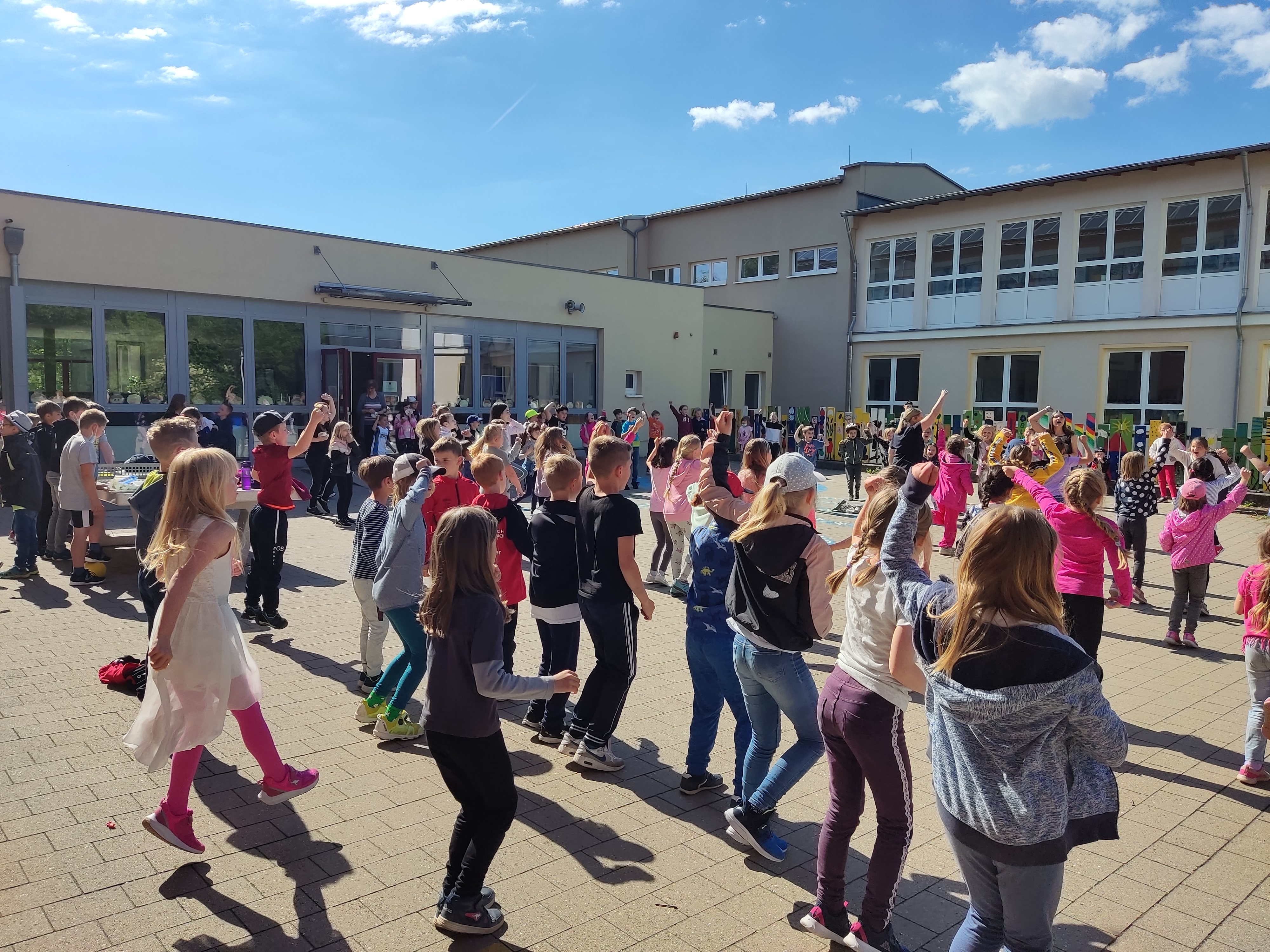  Tanz auf dem Schulhof 